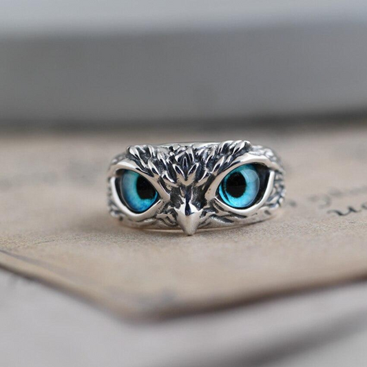 Eulenring aus Silber mit blauen Augen, Schmuckdesign, Tiermotiv, Damenring, Geschenkidee.