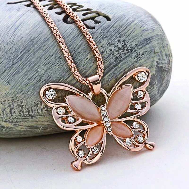 Schmetterlingsanhänger aus Roségold mit Kristallen auf Kette, eleganter Schmuck.