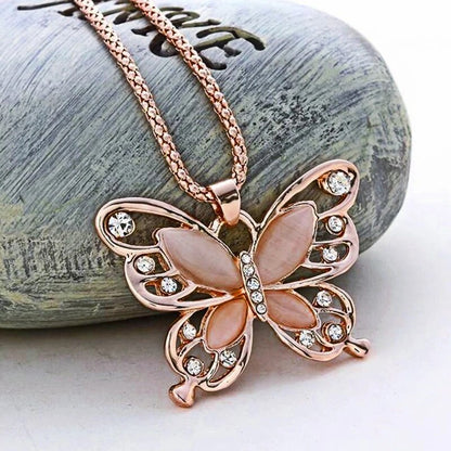 Schmetterlingsanhänger aus Roségold mit Kristallen auf Kette, eleganter Schmuck.