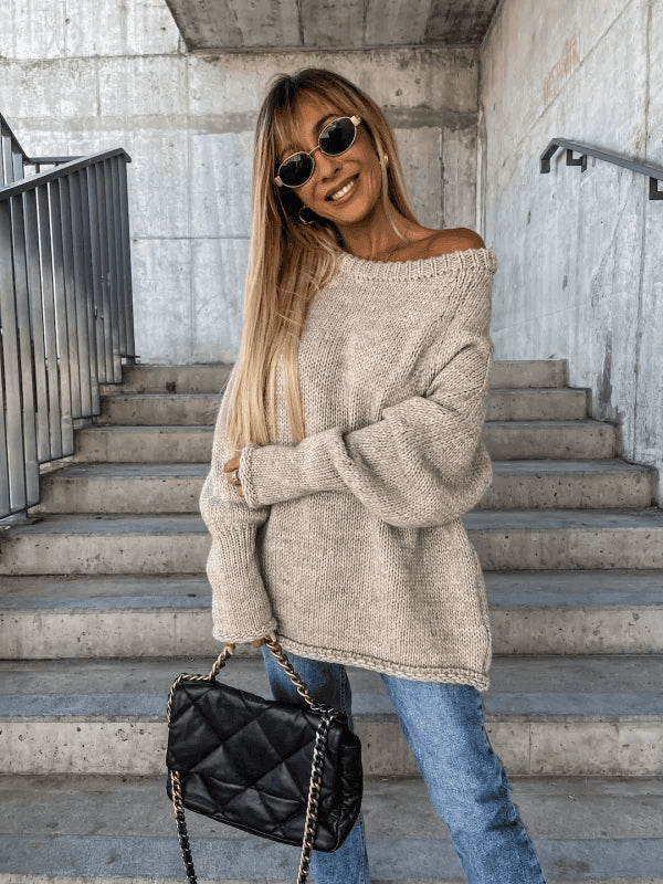 Løst strikket dametrøje med off-shoulder design – Amira