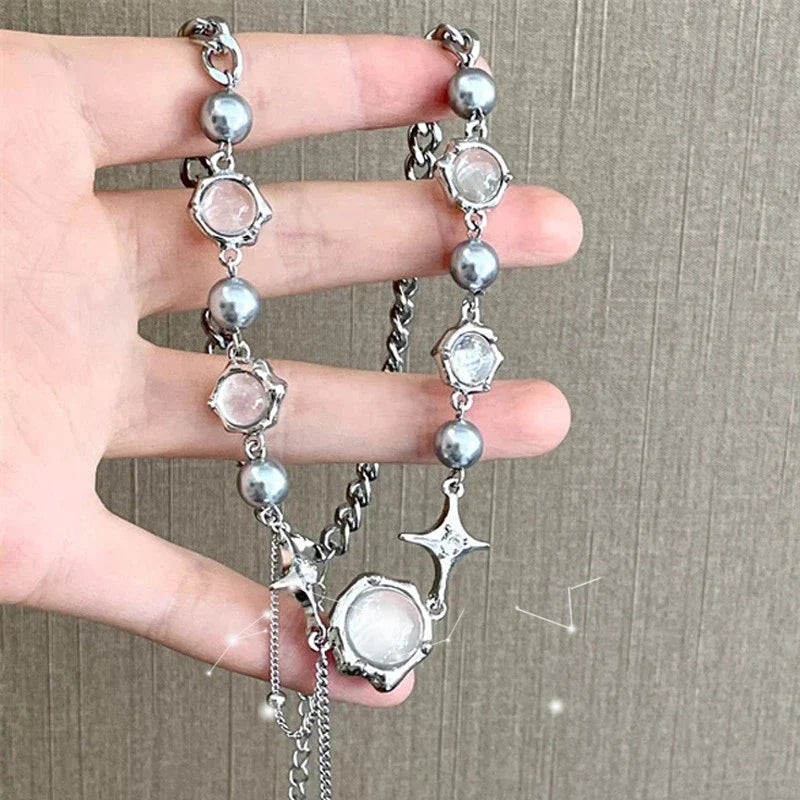 Silberne Halskette mit Perlen und Sternanhängern, modisches Schmuckstück für Damen.