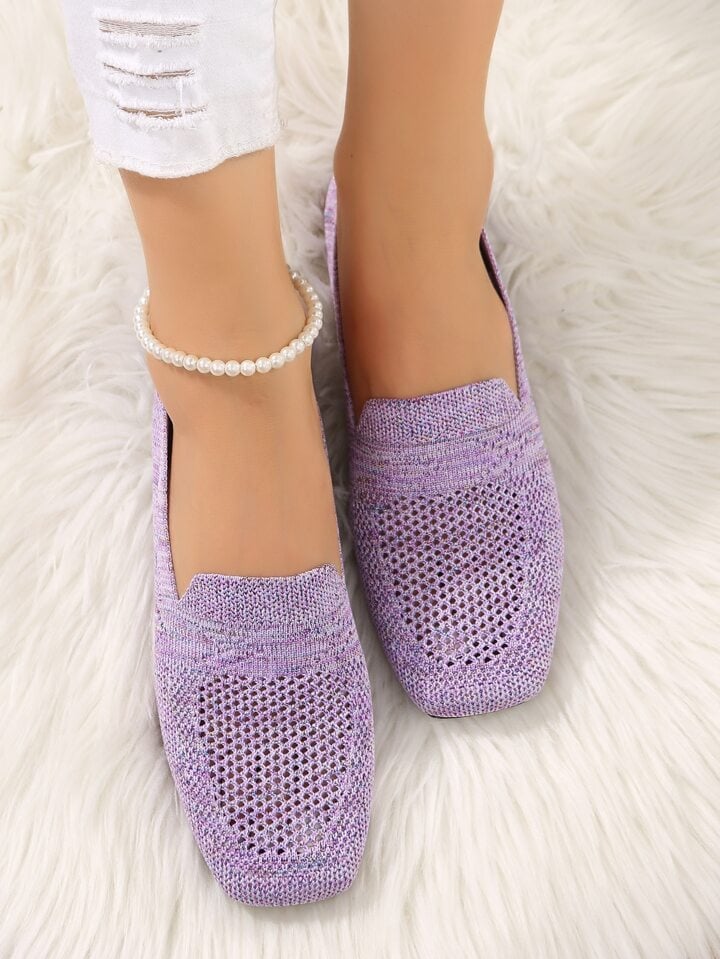 Lilla meleret mesh slip-on sko set oppefra på model med perleanklet, på hvidt fluffy tæppe. 10
