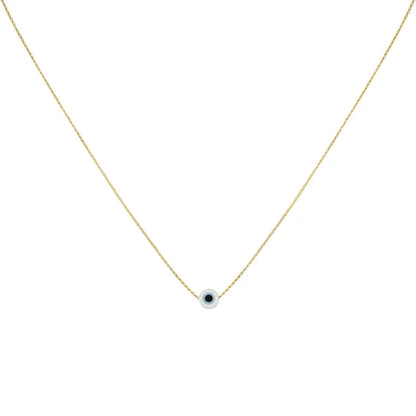 Goldene Halskette mit blauem Auge-Anhänger, minimalistisches Schmuckdesign, modisch.