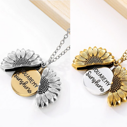 Silber- und goldfarbene Sonnenblumen-Halsketten mit "You Are My Sunshine"-Gravur.