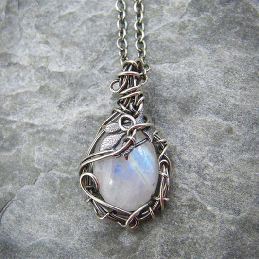 Silberkette mit Mondstein-Anhänger, handgefertigt, Schmuck, Geschenk, Damenaccessoire.