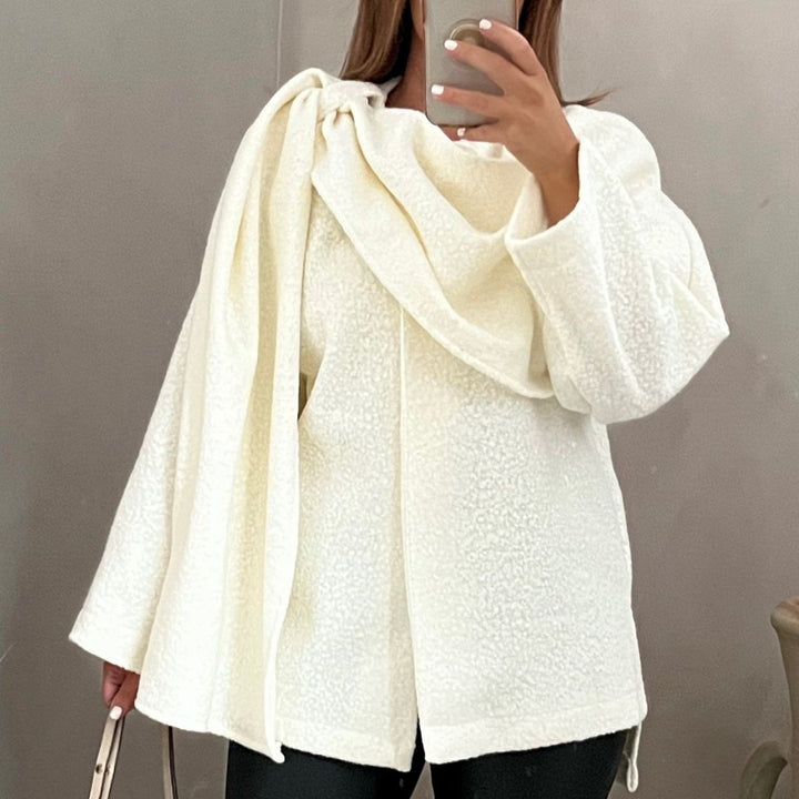 Bouclé-Poncho med tørklæde-detalje – Vivienne
