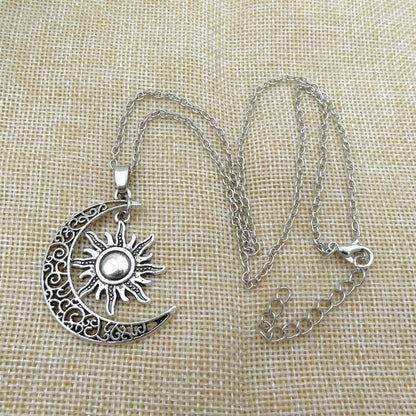 Silberne Sonnen- und Mondkette auf Jutestoff, filigranes Design, Modeschmuck, Damenaccessoire.