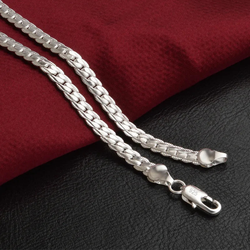 Silberne Halskette 925 Sterling Silber, flach, auf rotem Stoff, Schmuck für Damen und Herren.