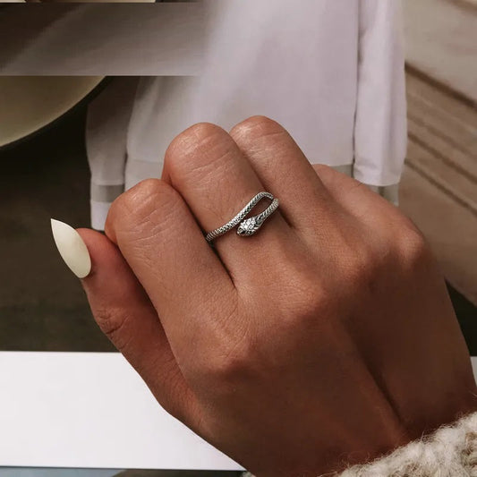 Damenhand mit elegantem Silberring, Zirkonia, modisches Schmuckdesign, Nahaufnahme.