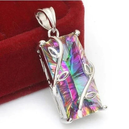 Regenbogenfarbener Kristallanhänger mit silberner Fassung, eleganter Schmuck für Damen.