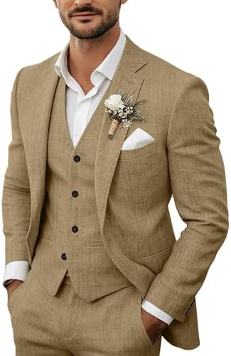 Mand i sandbeige jakkesæt med vest, hvid skjorte, blomsterbroche og hvidt lommetørklæde, vist i farven beige. 2