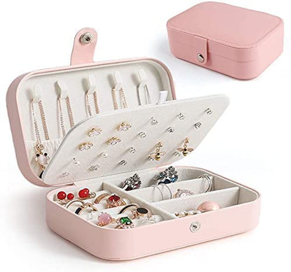 Rosa Schmuckkästchen aus Leder mit Fächern für Ringe, Ketten und Ohrringe, tragbar.