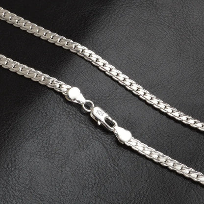 Silberne 925 Halskette mit Karabinerverschluss auf schwarzem Hintergrund, Schmuckaccessoire.