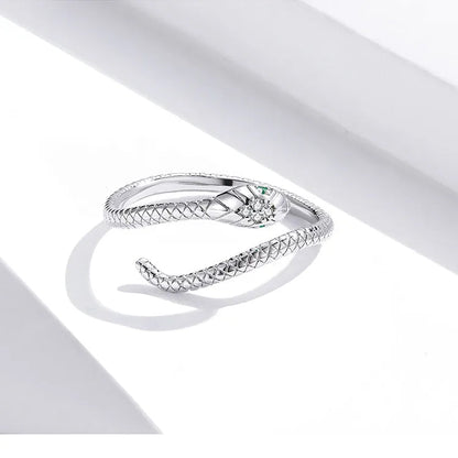 Silberner Schlangenring mit Diamant, elegantes Schmuckdesign, luxuriöses Accessoire.