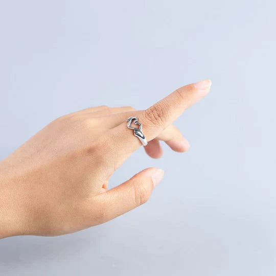 Silberner Ring mit geometrischem Design an Hand, minimalistischer Schmuck, Damenmode.