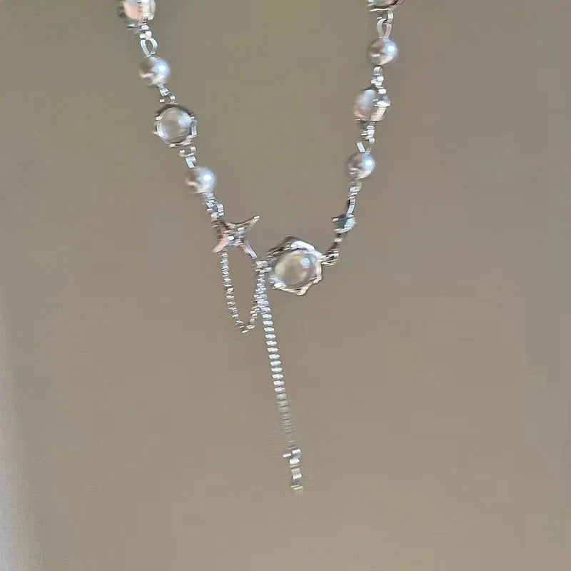 Silberne Halskette mit Perlen und Seestern-Anhänger, eleganter Schmuck für Damen.
