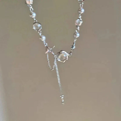 Silberne Halskette mit Perlen und Seestern-Anhänger, eleganter Schmuck für Damen.