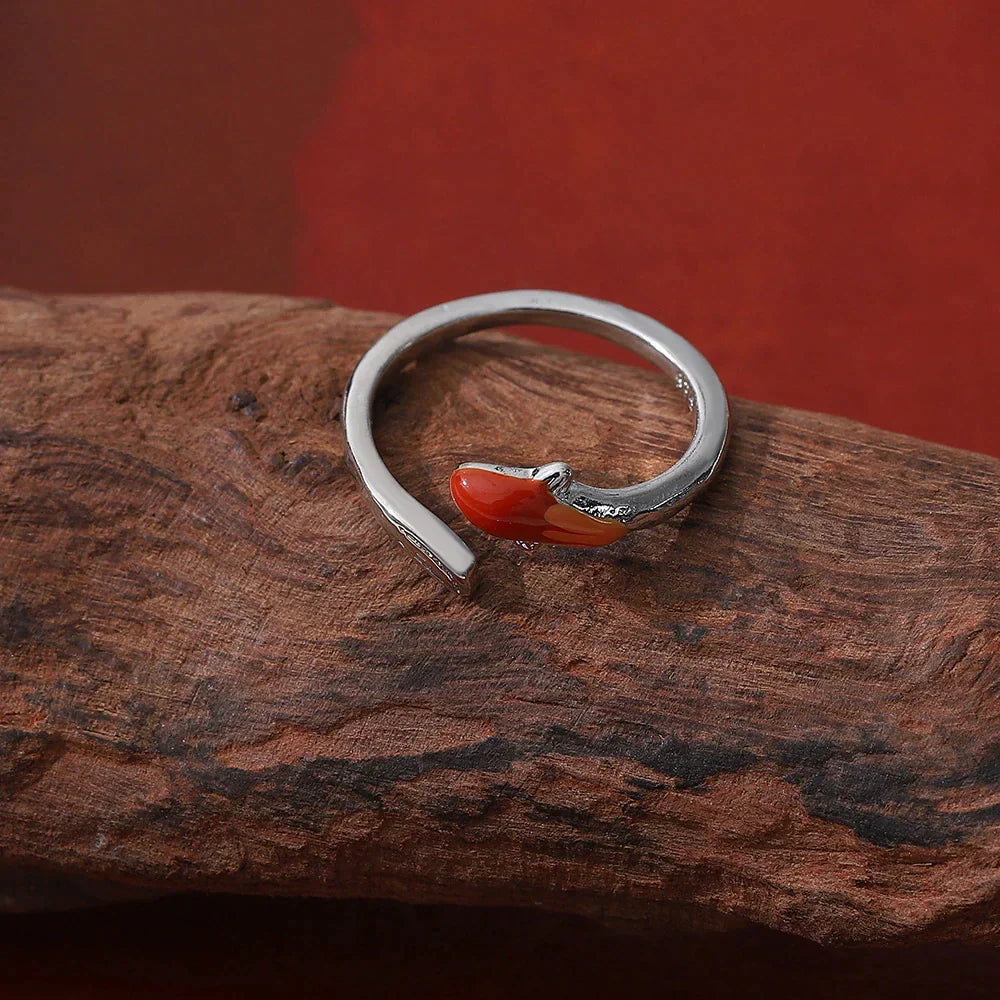 Silberring mit rotem Stein, elegantes Design, Schmuck für Damen, modisches Accessoire.
