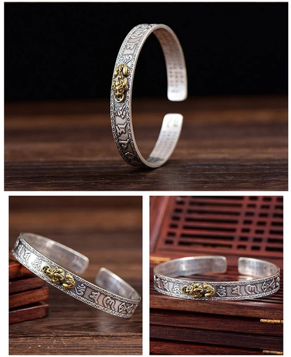Silberner Armreif mit goldenen Löwenkopf-Details, verziert, verstellbar, Unisex-Schmuck.