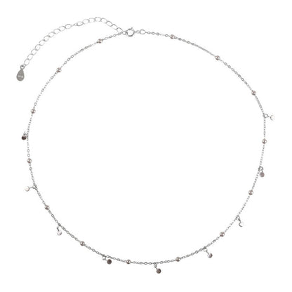 Silberne Halskette mit kleinen Anhängern, verstellbar, elegantes Schmuckdesign für Damen.
