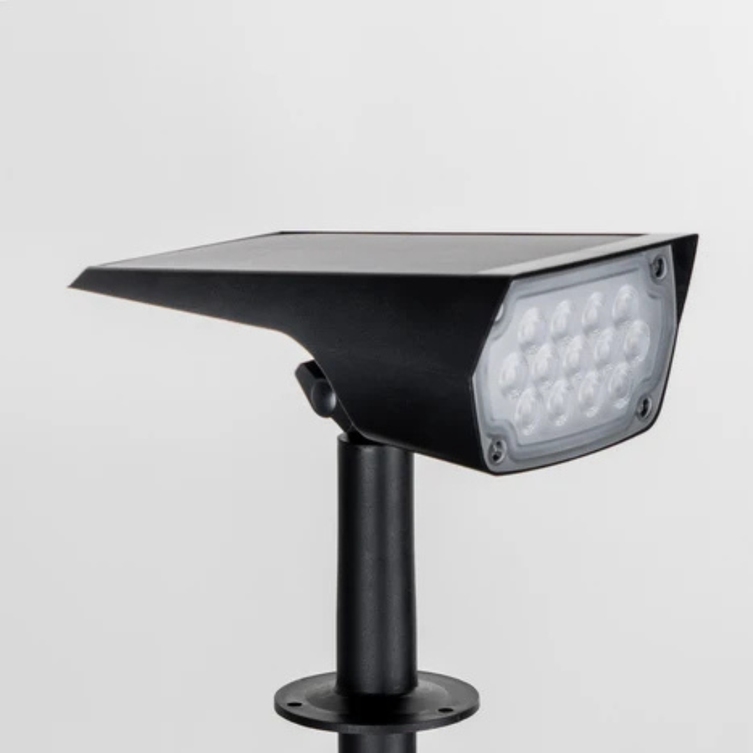 Sort spot med solpanel på toppen og et felt af små LED-pærer foran, på lys baggrund. 4