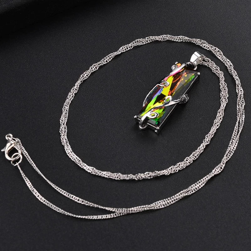 Silberne Halskette mit buntem Anhänger, Damen Schmuck, modisches Accessoire, Geschenkidee.