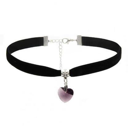 Schwarzer Samt-Choker mit Herzanhänger, gotischer Stil, modisches Accessoire, Kunstleder.