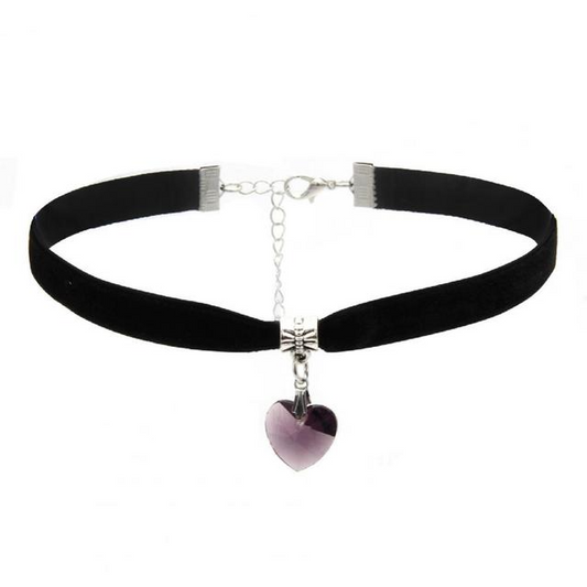 Schwarzer Samt-Choker mit Herzanhänger, gotischer Stil, modisches Accessoire, Kunstleder.