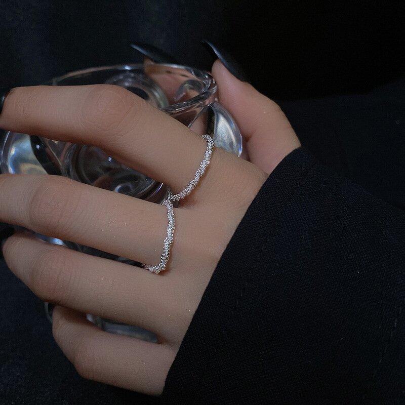 Hand mit silbernem Ring, Zirkonia, elegantes Schmuckdesign, Damenmode, Nahaufnahme.