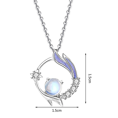 Silberne Halskette mit Mondstein-Anhänger, blauen Akzenten, 1,5 cm Durchmesser.