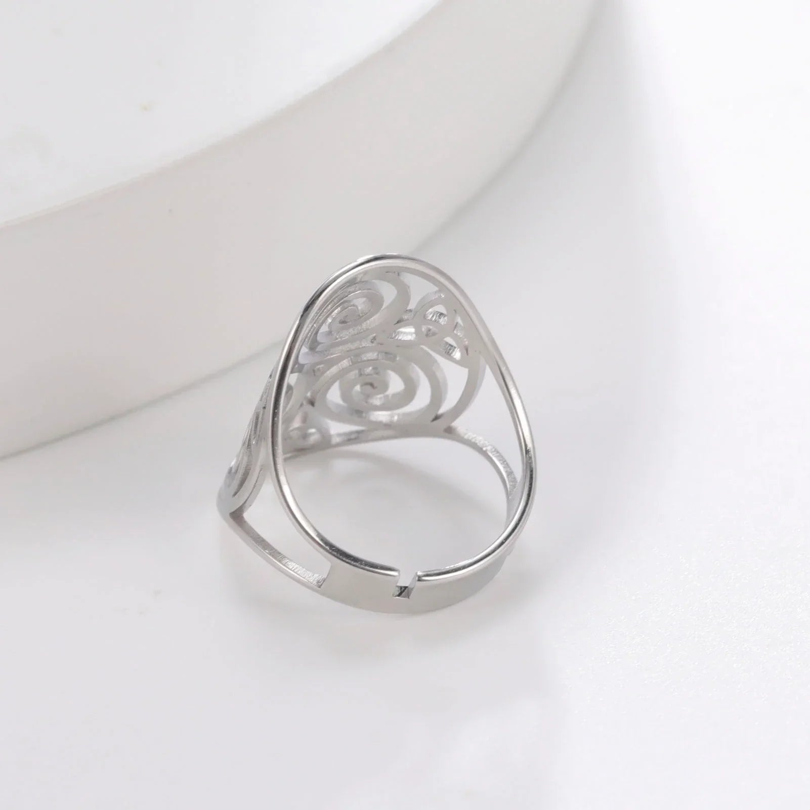 Silberner Damenring mit filigranem Muster, elegantes Design, Schmuck für Frauen.