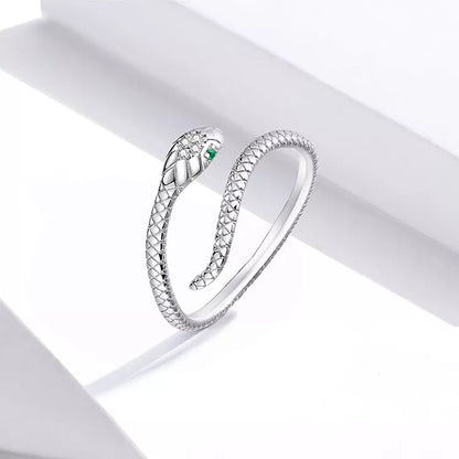 Silbernes Schlangenarmband mit grünem Edelstein, elegantes Design, Schmuck für Damen.