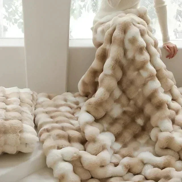 Bærbart fluffy tæppe i imitationspels - VeluLuxe