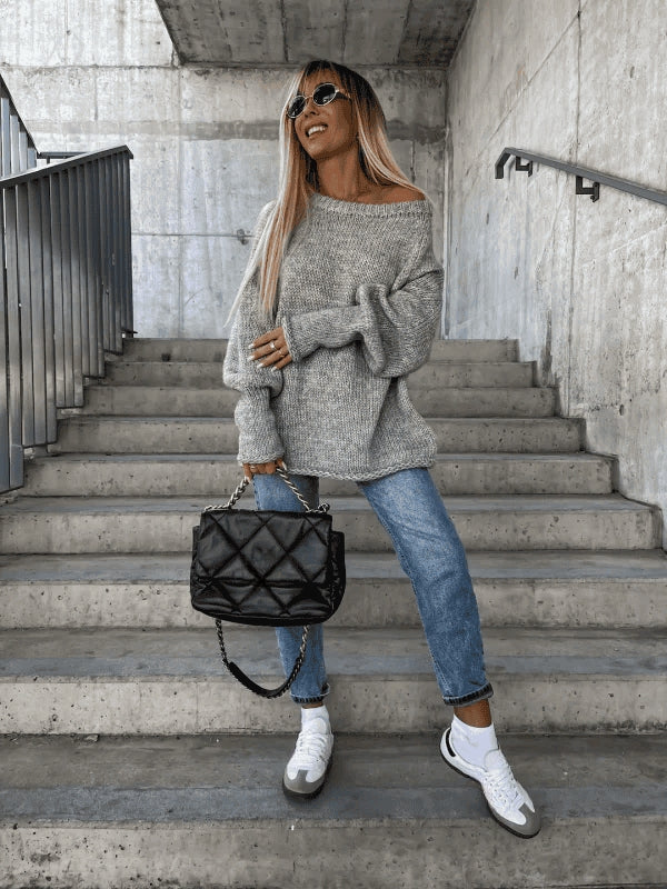 Løst strikket dametrøje med off-shoulder design – Amira