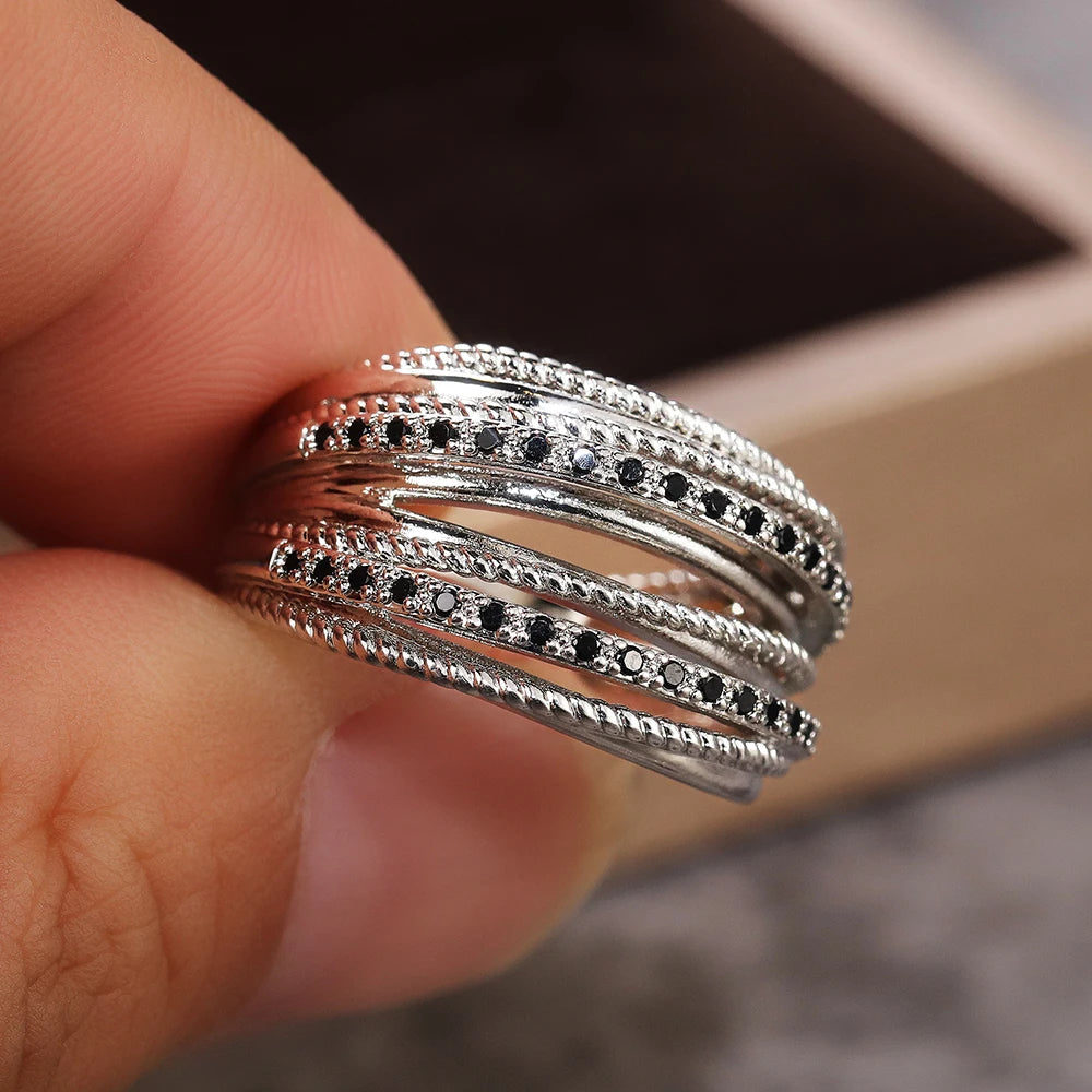 Silberring mit schwarzen und weißen Zirkonia, elegantes Design, Schmuck für Damen.