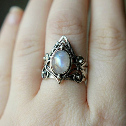 Silberring mit Mondstein, handgefertigt, filigranes Design, Damenring, Schmuck, Boho-Stil.