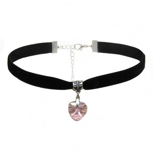 Schwarzer Samt-Choker mit rosa Herzanhänger, gotischer Stil, modisches Accessoire.