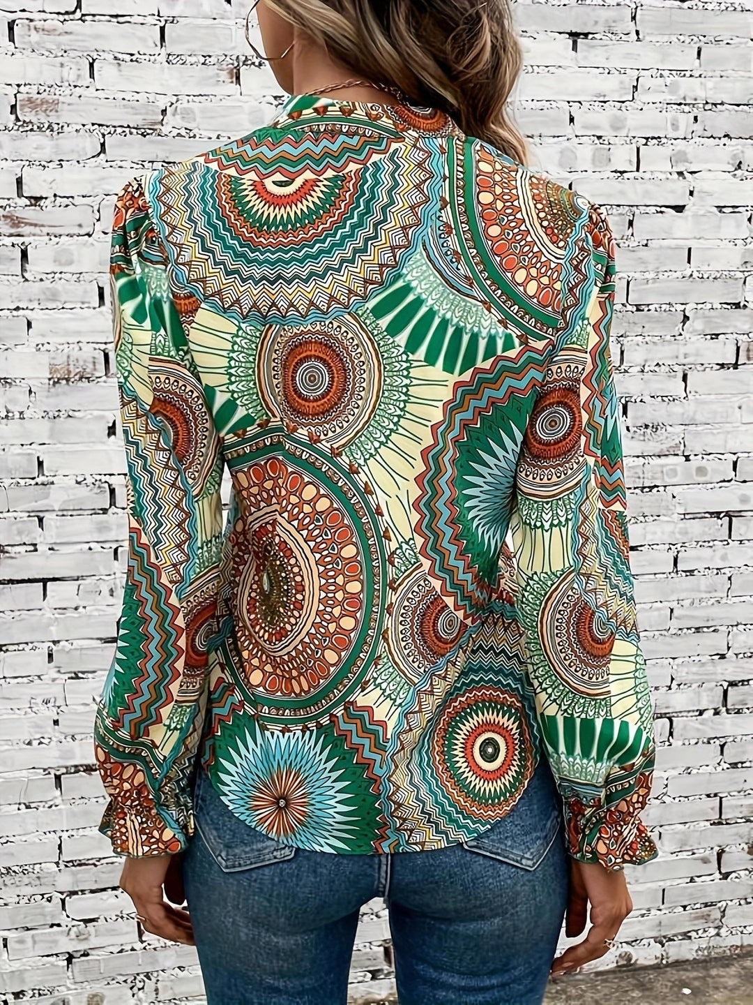 Damebluse med blomsterprint og V-udskæring til forår og efterår – Selina