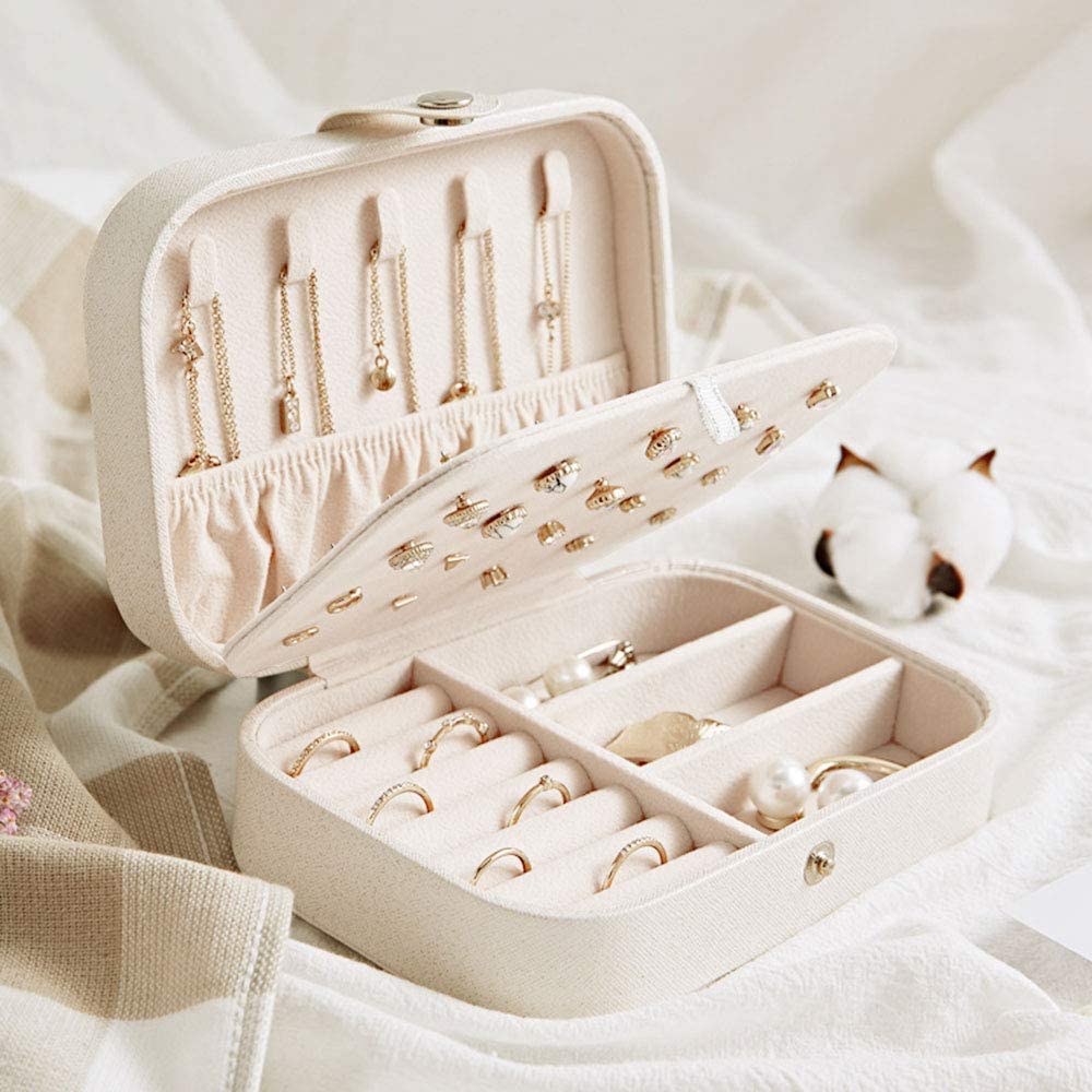 Beige Schmuckkästchen aus Leinen mit Fächern für Ringe und Ohrringe, tragbar, elegant.