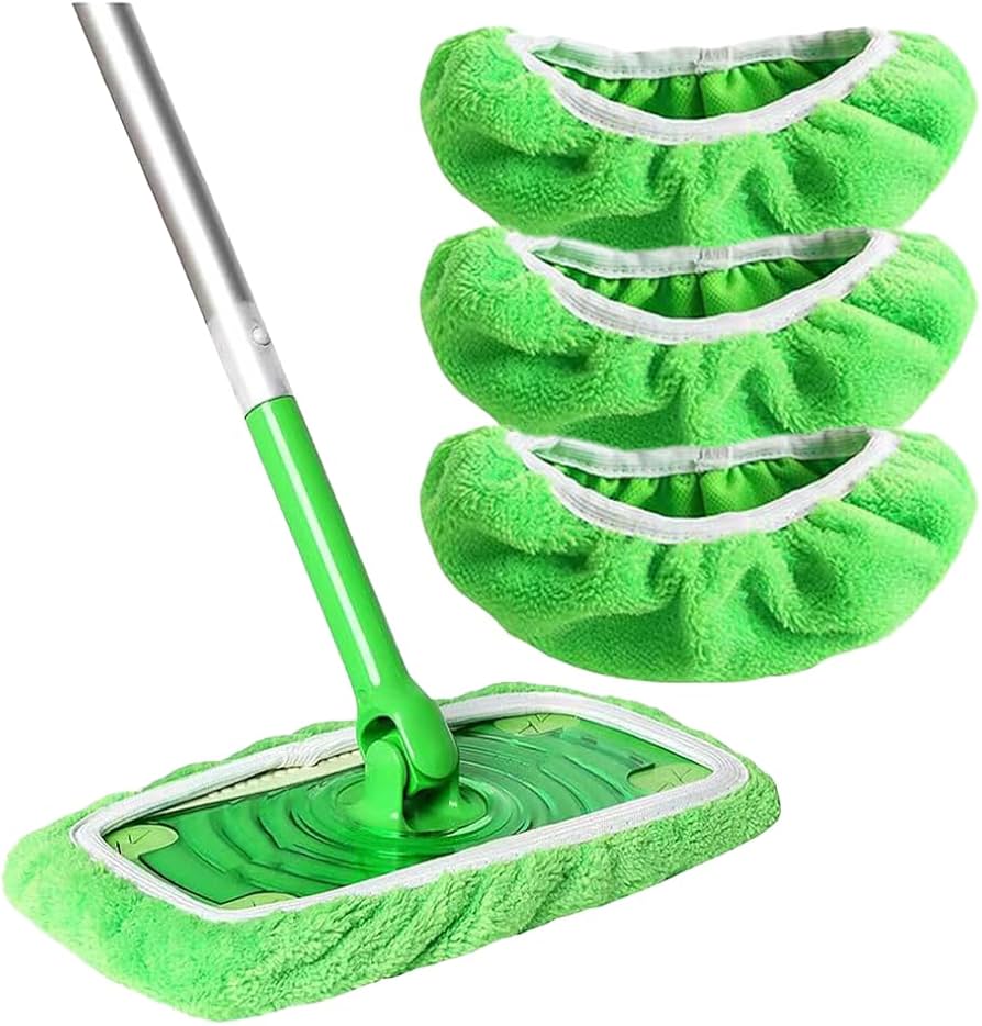 Grøn mop med grøn moppepude påsat og tre ekstra grønne, bløde moppepuder stablet ved siden af. 6