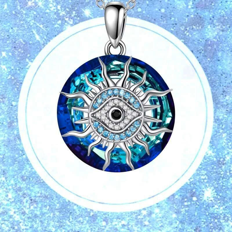 Silberne Halskette mit blauem Nazar-Amulett, funkelnde Kristalle, Schutzschmuck.