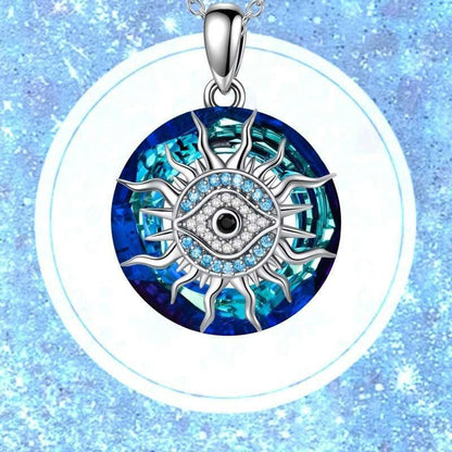 Silberne Halskette mit blauem Nazar-Amulett, funkelnde Kristalle, Schutzschmuck.