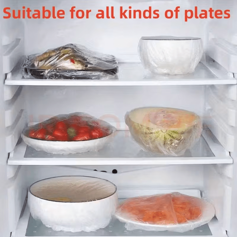 Køleskab med flere hylder, hvor skåle og tallerkener med tomater, melon, gulerødder og madrester er dækket med gennemsigtige plastkapper. 7