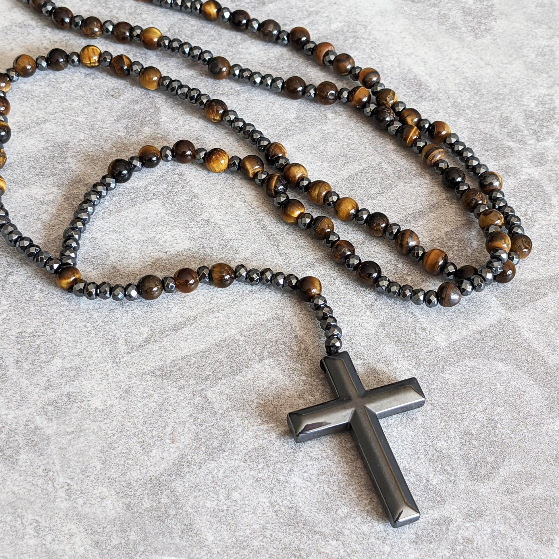 Halskette mit Kreuzanhänger, Tigerauge- und Hämatit-Perlen, modisch, elegant, Unisex.