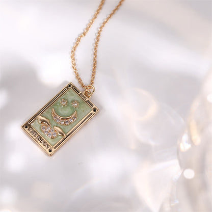 Goldene Halskette mit Smiley-Anhänger, grünem Emaille und Strasssteinen, modischer Schmuck.
