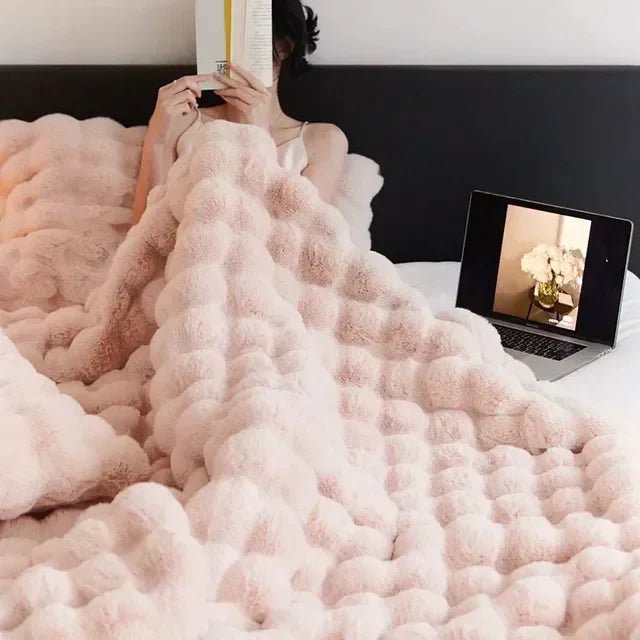 Bærbart fluffy tæppe i imitationspels - VeluLuxe