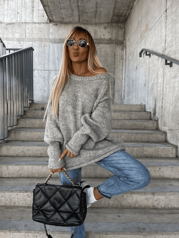 Løst strikket dametrøje med off-shoulder design – Amira