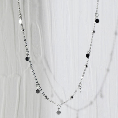 Silberne Halskette mit runden Anhängern, filigranes Design, modischer Schmuck für Damen.