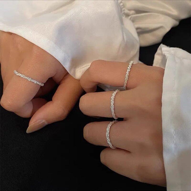 Zarte Silberringe an Händen, funkelnd, elegant, Schmuck, Damenmode, Accessoires, stilvoll.