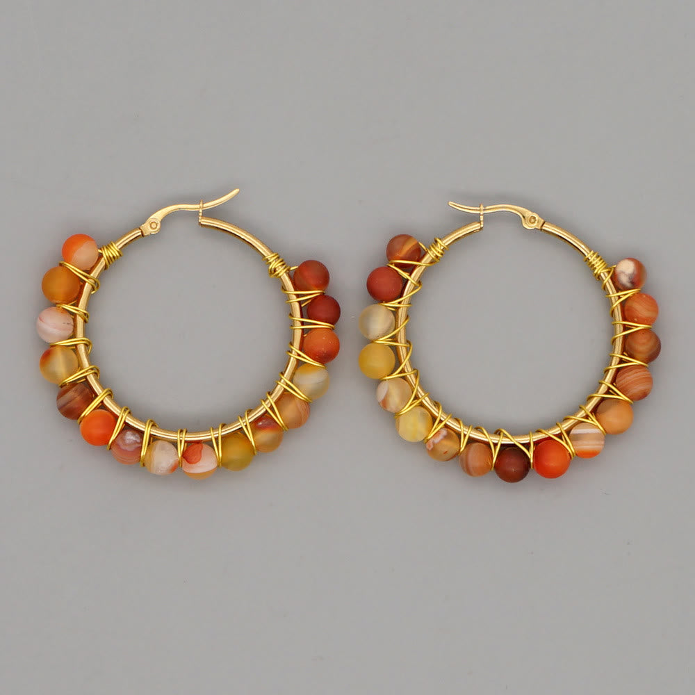 Goldene Creolen mit bunten Perlen, handgefertigter Schmuck, modische Ohrringe, Boho-Stil.
